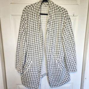 Reitmans Houndstooth Fuzzy Jacket/Cardigan in Grey  & White Size XL